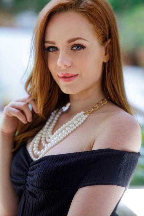 Ella Hughes estrella sexy galerías